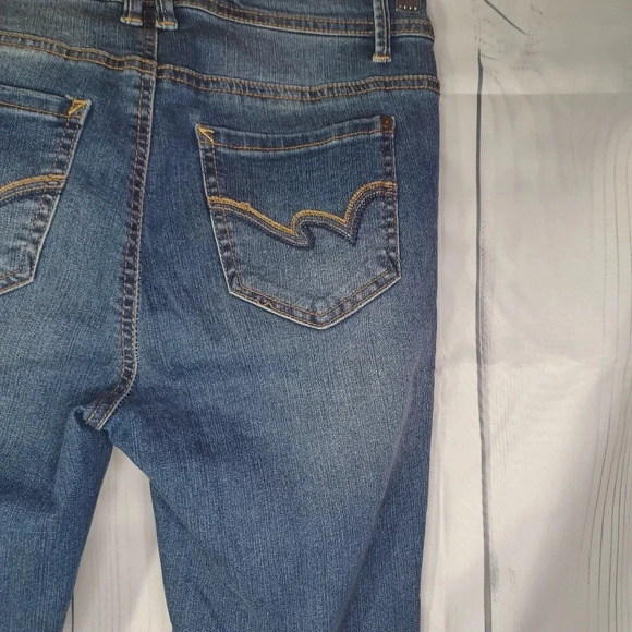 Wallflower Distressed The Flirty Curvy high rise skinny jeans - Picture 10 of 11